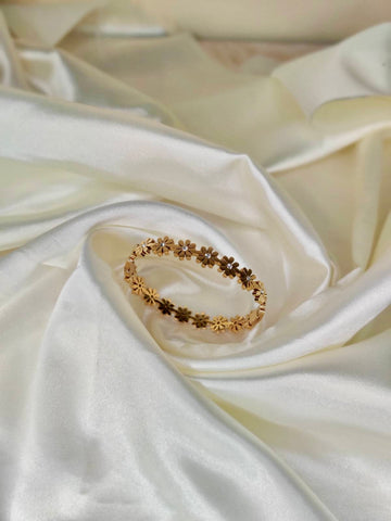 🌼 Daisy Daze – A Floral Gold Bracelet by Girly Jewells 💎