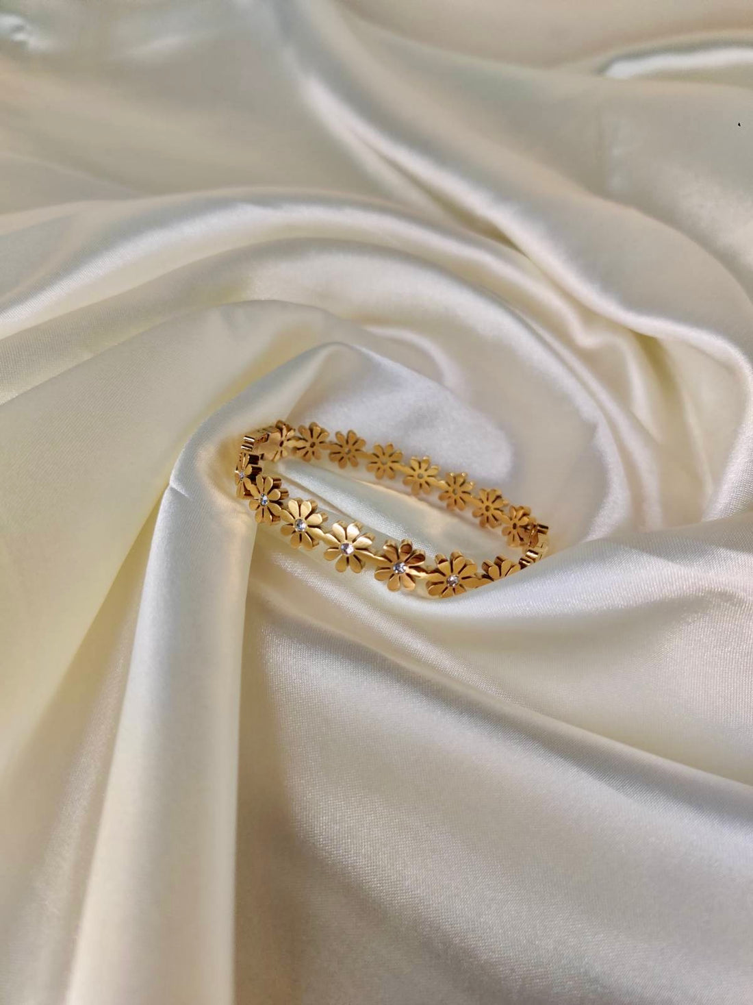 πΌ Daisy Daze β A Floral Gold Bracelet by Girly Jewells π